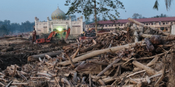 Kayu Banjir Tutupi Permukiman, Pesantren Jadi Penahan di Aceh Tamiang
