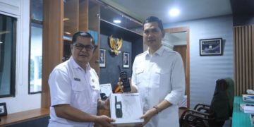 Diskominsa Aceh Serahkan 10 Telepon Satelit untuk Penanganan Bencana