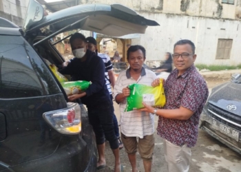 Plt. Kadiskop UKM Aceh Salurkan Bantuan Logistik untuk Korban Banjir Aceh Tamiang