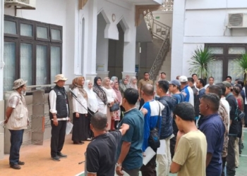 Relawan ASN DPMG Aceh Bersihkan SMKN I Karang Baru Aceh Tamiang