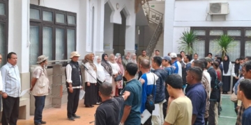 Relawan ASN DPMG Aceh Bersihkan SMKN I Karang Baru Aceh Tamiang