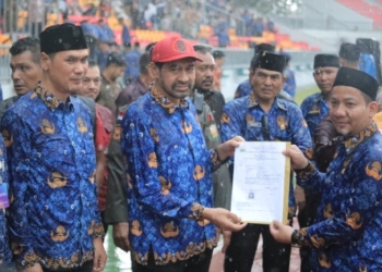 Ribuan Honorer Terima SK PPPK Paruh Waktu, Mualem Tetap Hadir di Tengah Hujan Deras