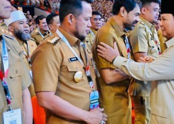 Gubernur Aceh, H. Muzakir Manaf bersalaman dengan Presiden RI Prabowo Subianto, saat mengikuti Rakornas Pemerintah Pusat dan Daerah Tahun 2026, di Sentul International Convention Center (SICC), Bogor, Jawa Barat, Senin (2/2/2026).
