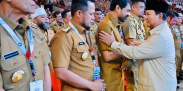 Gubernur Aceh, H. Muzakir Manaf bersalaman dengan Presiden RI Prabowo Subianto, saat mengikuti Rakornas Pemerintah Pusat dan Daerah Tahun 2026, di Sentul International Convention Center (SICC), Bogor, Jawa Barat, Senin (2/2/2026).