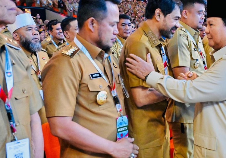 Gubernur Aceh, H. Muzakir Manaf bersalaman dengan Presiden RI Prabowo Subianto, saat mengikuti Rakornas Pemerintah Pusat dan Daerah Tahun 2026, di Sentul International Convention Center (SICC), Bogor, Jawa Barat, Senin (2/2/2026).