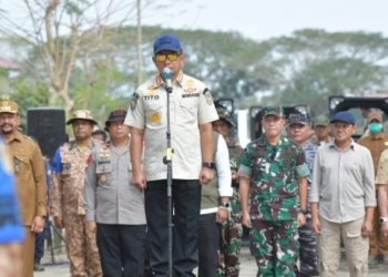 akil Gubernur Aceh, H. Fadhlullah, saat mengikuti Apel Pemulangan Personel Satuan Tugas Praja IPDN yang dipimpin Oleh Menteri Dalam Negeri RI, Jenderal Polisi (Purn.) Prof. Drs. H. Muhammad Tito Karnavian, MA, Ph.D, yang turut didampingi jajaran Kemendagri RI, di area Kantor Bupati Aceh Tamiang, Selasa (3/2/2026)