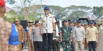 akil Gubernur Aceh, H. Fadhlullah, saat mengikuti Apel Pemulangan Personel Satuan Tugas Praja IPDN yang dipimpin Oleh Menteri Dalam Negeri RI, Jenderal Polisi (Purn.) Prof. Drs. H. Muhammad Tito Karnavian, MA, Ph.D, yang turut didampingi jajaran Kemendagri RI, di area Kantor Bupati Aceh Tamiang, Selasa (3/2/2026)