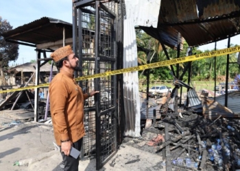 Bupati Al-Farlaky Bawa Bantuan untuk Korban Kebakaran Idi Cut