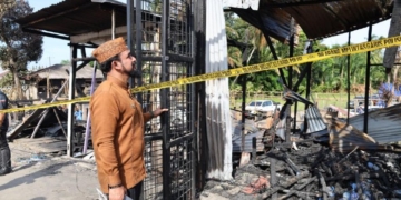 Bupati Al-Farlaky Bawa Bantuan untuk Korban Kebakaran Idi Cut