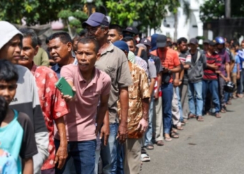 Seribuan Warga Padati Meuligoe Terima THR dari Mualem