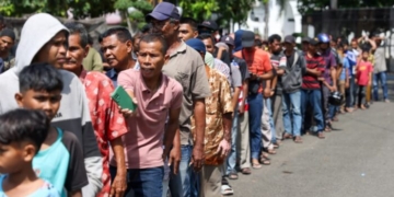 Seribuan Warga Padati Meuligoe Terima THR dari Mualem