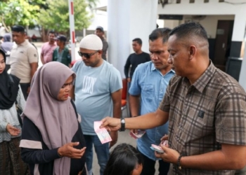 Tradisi THR Mualem Disambut Antusias Warga