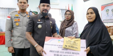 Bupati Al-Farlaky Serahkan Santunan Kemensos kepada Ahli Waris Korban Banjir dan Longsor