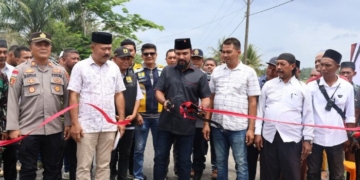 10 Tahun Rusak, Bupati Al-Farlaky Resmikan Jalan Peurulak–Leubok Peng-Peng