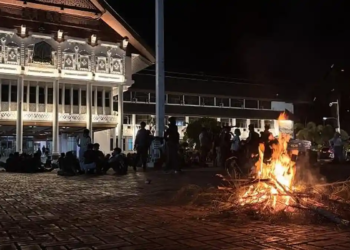 Massa Tolak Pergub JKA Bertahan di Kantor Gubernur Aceh hingga Malam