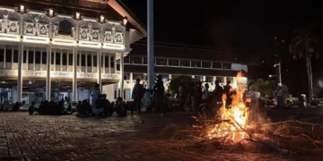 Massa Tolak Pergub JKA Bertahan di Kantor Gubernur Aceh hingga Malam