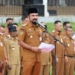 12 ASN Aceh Timur Terima Satyalencana dari Bupati Al-Farlaky