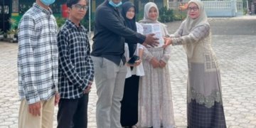 Muhammad Raju Pimpin Aksi Bagi Masker untuk Siswa MIN 22 Aceh Besar