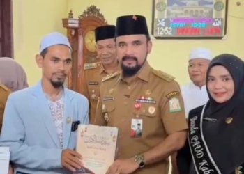 Bupati Al-Farlaky Salurkan Bantuan Kitab untuk Dayah di Aceh Timur