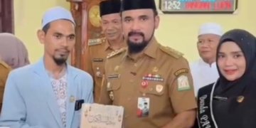 Bupati Al-Farlaky Salurkan Bantuan Kitab untuk Dayah di Aceh Timur