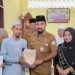 Bupati Al-Farlaky Salurkan Bantuan Kitab untuk Dayah di Aceh Timur