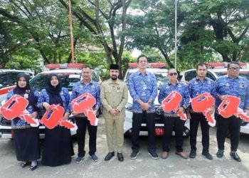 Bupati Al- Farlaky Serahkan 6 Armada Ambulans Baru untuk Puskemas
