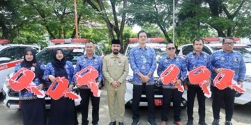 Bupati Al- Farlaky Serahkan 6 Armada Ambulans Baru untuk Puskemas